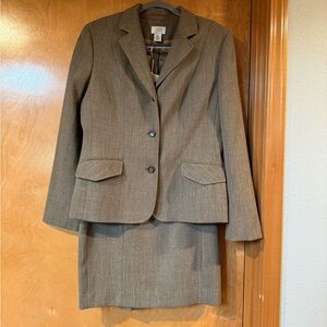 Beautiful suit. Fully lined.